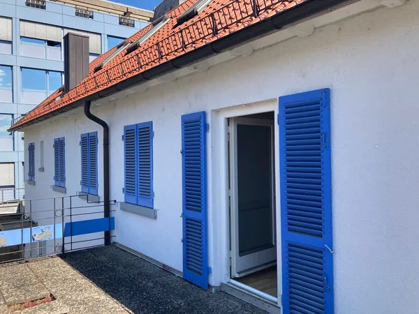 Fassade mit blauen Fensterläden