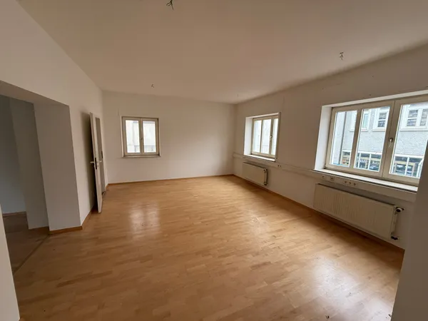 Helles Zimmer mit Holzboden