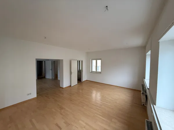 Helles Zimmer mit Holzboden