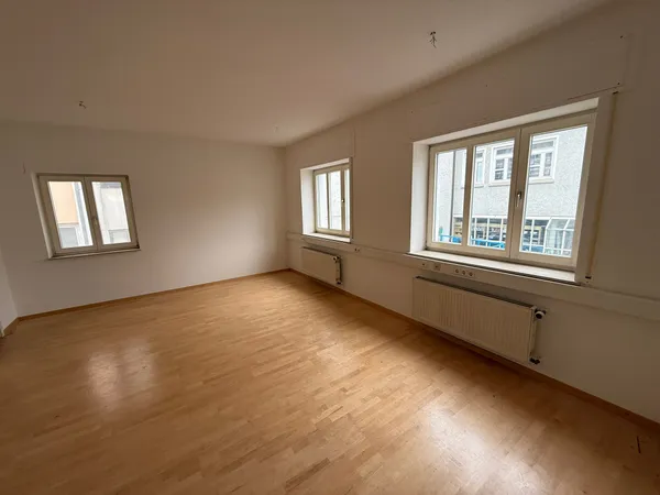 Helles Zimmer mit Holzboden