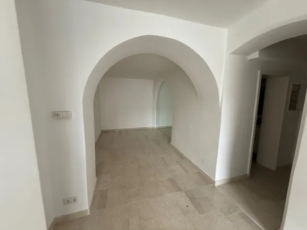 Erdgeschoss mit Rundbogen